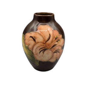 Vintage Moorcroft miniatyr hibiskusvas - brun glasyr 1950-/1960-tal, liten korall persika konstkeramik knoppvas, tillverkad i England, samlarobjekt