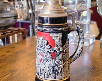 Jarra de cerveza alemana vintage / Original King 300 / Fabricada en Alemania Occidental / Escena de taberna tradicional en relieve / Artículos de bar de colección