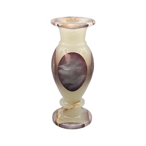 Könnte beinhalten: Eine Vase aus poliertem Stein mit einem durchscheinenden, cremefarbenen Körper und einer markanten, dunkel violett-braunen ovalen Einlage auf der Vorderseite. Die Vase hat einen ausgestellten Rand, einen bauchigen Körper und einen runden Sockel.