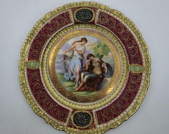 Assiette royale antique en porcelaine de Vienne représentant une scène de couple néoclassique faisant la cour | Fabriqué en Autriche | Blue Beehive Bildenshield Mark