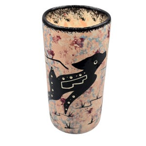 Vintage Mana Kiva Apache Pottery Tumbler Vase – Hand-Painted Native American Spirit Animal Motif – Tucson Arizona USA Studio Art Pottery