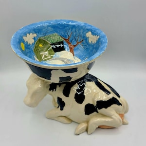 DaNisha アート陶器 | Dan And Nisha Ferguson | スタジオ アート陶器 | 手作り & 手描きの彫刻された牛のスタンドとボウル | コレクターアイテム