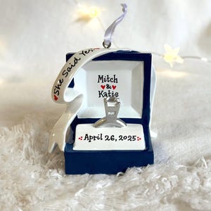 Verlovingsring gepersonaliseerd kerstornament, verlovingsornament, we zijn verloofd, She Said Yes, ringdoosornament, Marry Me-ornament. afbeelding 12