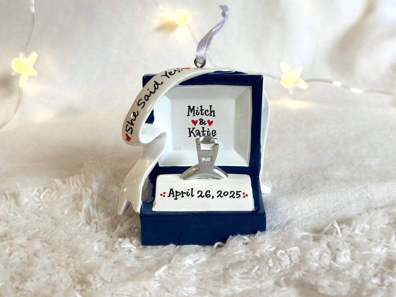 Verlovingsring gepersonaliseerd kerstornament, verlovingsornament, we zijn verloofd, She Said Yes, ringdoosornament, Marry Me-ornament. afbeelding 12