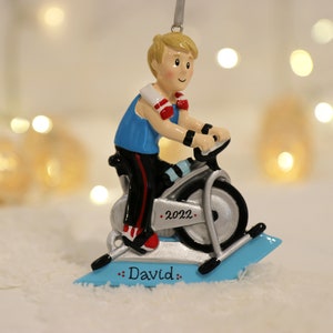 スピニングクラスの男性向けパーソナライズクリスマスオーナメント、サイクリングクラスのオーナメント、サイクリング愛好家へのギフト、室内スピニング、エアロバイクのオーナメント。