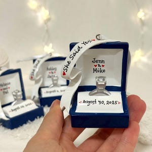 Verlovingsring gepersonaliseerd kerstornament, verlovingsornament, we zijn verloofd, She Said Yes, ringdoosornament, Marry Me-ornament. afbeelding 9