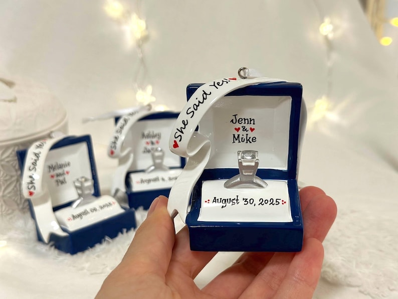 Verlovingsring gepersonaliseerd kerstornament, verlovingsornament, we zijn verloofd, She Said Yes, ringdoosornament, Marry Me-ornament. afbeelding 9