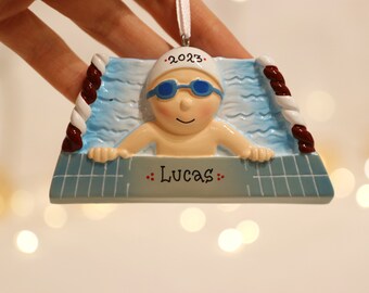 Schwimmjunge personalisierte Weihnachtsverzierung, Schwimmenverzierung, Verzierung für Jungen, Sportverzierung, Schwimmergeschenk.