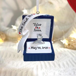 Verlovingsring gepersonaliseerd kerstornament, verlovingsornament, we zijn verloofd, She Said Yes, ringdoosornament, Marry Me-ornament. afbeelding 6