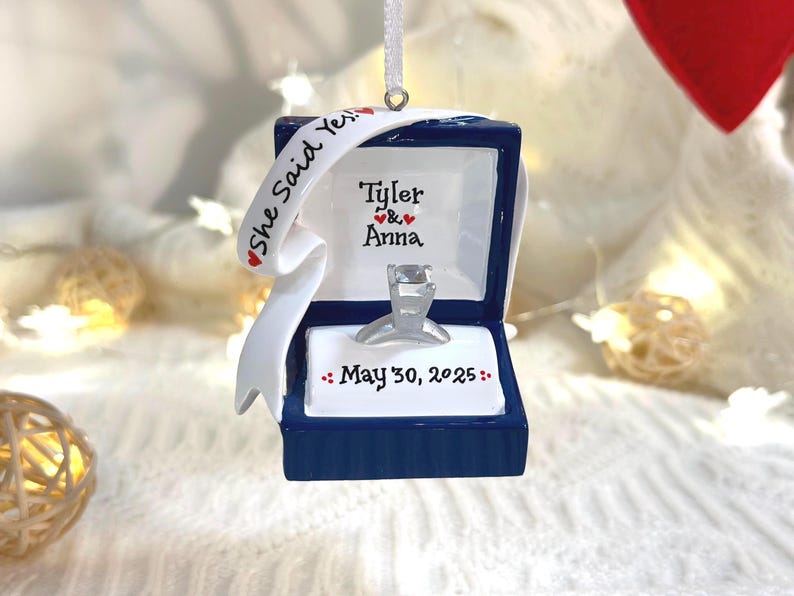 Verlovingsring gepersonaliseerd kerstornament, verlovingsornament, we zijn verloofd, She Said Yes, ringdoosornament, Marry Me-ornament. afbeelding 6