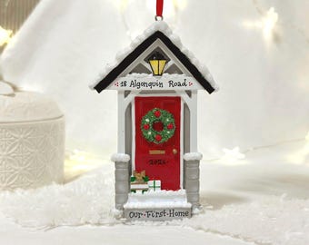 Rode huisdeur gepersonaliseerd kerstornament, nieuw huisornament, nieuw appartementornament, mijn eerste huisornament, aandenken.