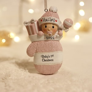 Baby Mädchen in Handschuh personalisierte Ornament, Babys erste Weihnachten Ornament, neues Baby Ornament, Baby-Mädchen Ornament.