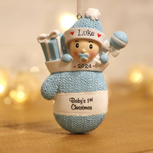 Baby in Fäustling personalisierte Weihnachtsverzierung, Babys erste Weihnachtsverzierung, neues Baby Jungen kundenspezifische Verzierung, Baby-Verzierungen.