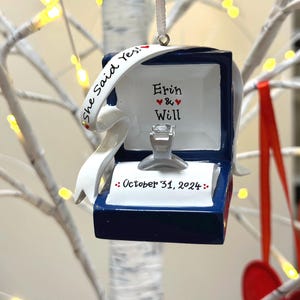 Verlovingsring gepersonaliseerd kerstornament, verlovingsornament, we zijn verloofd, She Said Yes, ringdoosornament, Marry Me-ornament. afbeelding 8