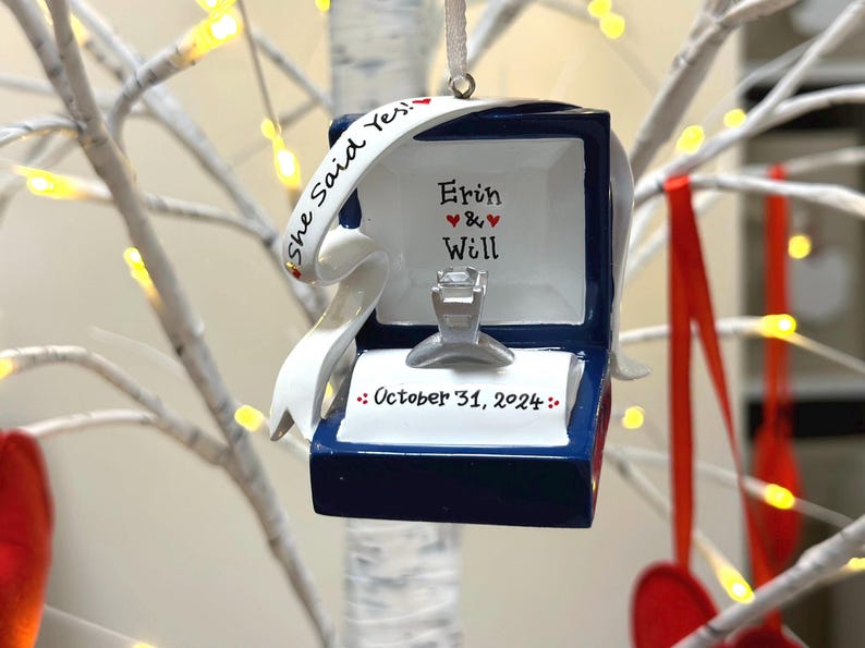 Verlovingsring gepersonaliseerd kerstornament, verlovingsornament, we zijn verloofd, She Said Yes, ringdoosornament, Marry Me-ornament. afbeelding 8