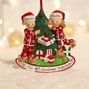 Paar im Weihnachtspyjamas-personalisierte Weihnachtsverzierung, unser erstes Weihnachten zusammen, Paar, das Weihnachtsbaum-Verzierung verziert.