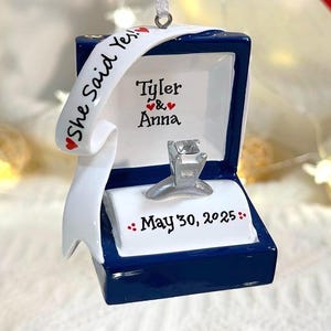Verlovingsring gepersonaliseerd kerstornament, verlovingsornament, we zijn verloofd, She Said Yes, ringdoosornament, Marry Me-ornament. afbeelding 7