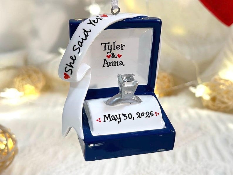 Verlovingsring gepersonaliseerd kerstornament, verlovingsornament, we zijn verloofd, She Said Yes, ringdoosornament, Marry Me-ornament. afbeelding 7