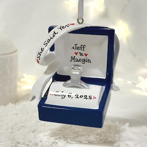 Verlovingsring gepersonaliseerd kerstornament, verlovingsornament, we zijn verloofd, She Said Yes, ringdoosornament, Marry Me-ornament. afbeelding 15