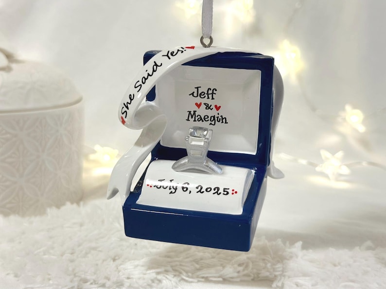 Verlovingsring gepersonaliseerd kerstornament, verlovingsornament, we zijn verloofd, She Said Yes, ringdoosornament, Marry Me-ornament. afbeelding 15