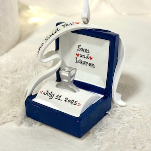 Verlovingsring gepersonaliseerd kerstornament, verlovingsornament, we zijn verloofd, She Said Yes, ringdoosornament, Marry Me-ornament. afbeelding 17