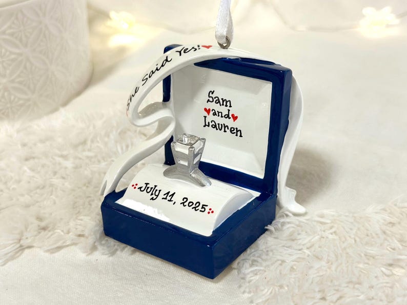 Verlovingsring gepersonaliseerd kerstornament, verlovingsornament, we zijn verloofd, She Said Yes, ringdoosornament, Marry Me-ornament. afbeelding 17