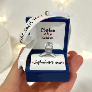 Verlovingsring gepersonaliseerd kerstornament, verlovingsornament, we zijn verloofd, She Said Yes, ringdoosornament, Marry Me-ornament. afbeelding 13