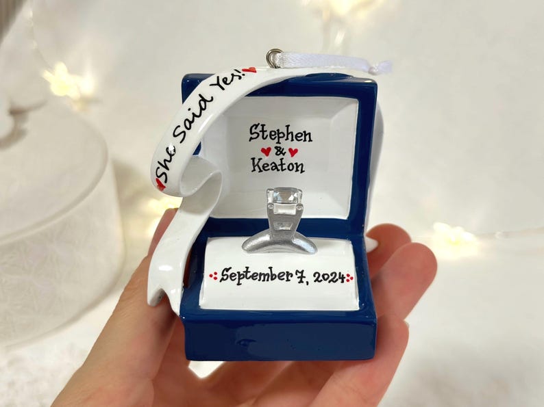 Verlovingsring gepersonaliseerd kerstornament, verlovingsornament, we zijn verloofd, She Said Yes, ringdoosornament, Marry Me-ornament. afbeelding 13