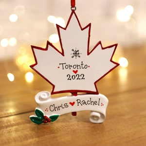 カナダのパーソナライズされたクリスマスオーナメント、白いメープルリーフオーナメント、カナダのクリスマスオーナメント、旅行オーナメント。