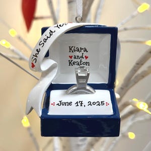 Verlovingsring gepersonaliseerd kerstornament, verlovingsornament, we zijn verloofd, She Said Yes, ringdoosornament, Marry Me-ornament. afbeelding 10