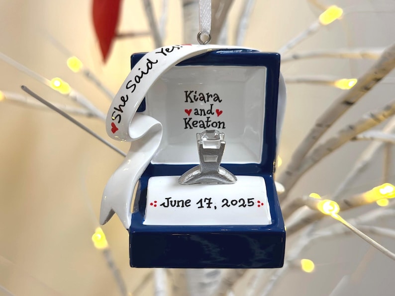 Verlovingsring gepersonaliseerd kerstornament, verlovingsornament, we zijn verloofd, She Said Yes, ringdoosornament, Marry Me-ornament. afbeelding 10