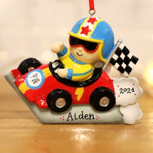 レースカー ドライバーのパーソナライズされたクリスマス オーナメント、子供用レース オーナメント、車に乗った男の子のオーナメント、男の子のクリスマス ギフト、幼児向けギフト。