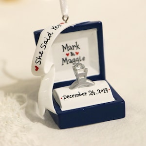 Verlovingsring gepersonaliseerd kerstornament, verlovingsornament, we zijn verloofd, She Said Yes, ringdoosornament, Marry Me-ornament. afbeelding 5