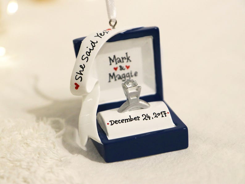 Verlovingsring gepersonaliseerd kerstornament, verlovingsornament, we zijn verloofd, She Said Yes, ringdoosornament, Marry Me-ornament. afbeelding 5
