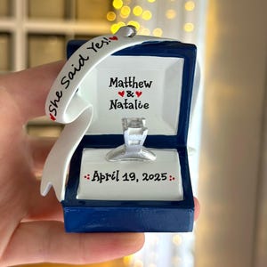 Verlovingsring gepersonaliseerd kerstornament, verlovingsornament, we zijn verloofd, She Said Yes, ringdoosornament, Marry Me-ornament. afbeelding 18