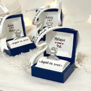 Verlovingsring gepersonaliseerd kerstornament, verlovingsornament, we zijn verloofd, She Said Yes, ringdoosornament, Marry Me-ornament. afbeelding 14