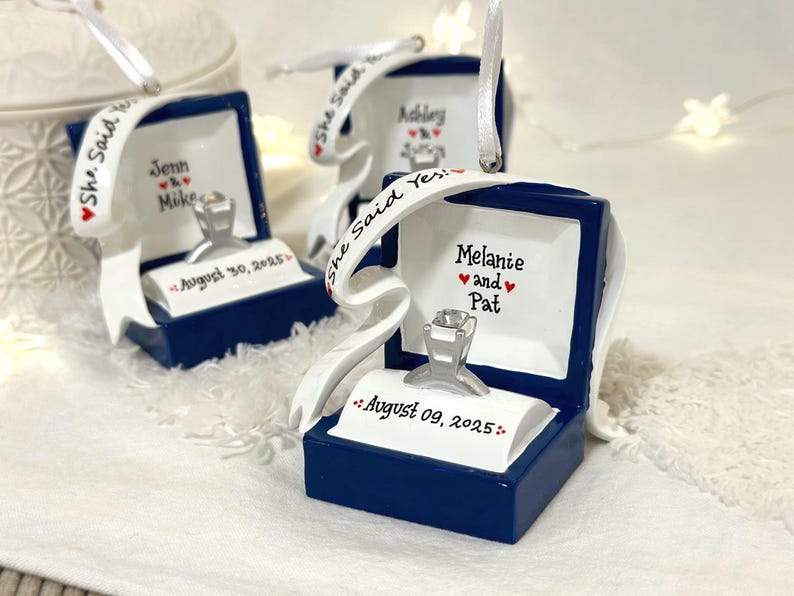Verlovingsring gepersonaliseerd kerstornament, verlovingsornament, we zijn verloofd, She Said Yes, ringdoosornament, Marry Me-ornament. afbeelding 14