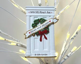 Witte huisdeur gepersonaliseerd kerstornament, ornament eerste huis, ornament nieuw huis, deur met krans, ons nieuwe huis, eerste appartement.