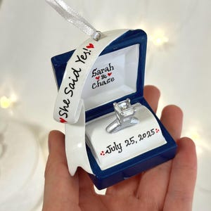 Verlovingsring gepersonaliseerd kerstornament, verlovingsornament, we zijn verloofd, She Said Yes, ringdoosornament, Marry Me-ornament. afbeelding 11
