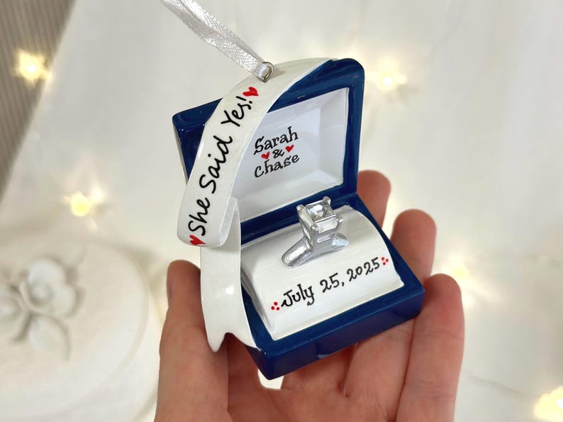 Verlovingsring gepersonaliseerd kerstornament, verlovingsornament, we zijn verloofd, She Said Yes, ringdoosornament, Marry Me-ornament. afbeelding 11
