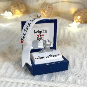 Verlovingsring gepersonaliseerd kerstornament, verlovingsornament, we zijn verloofd, She Said Yes, ringdoosornament, Marry Me-ornament. afbeelding 16