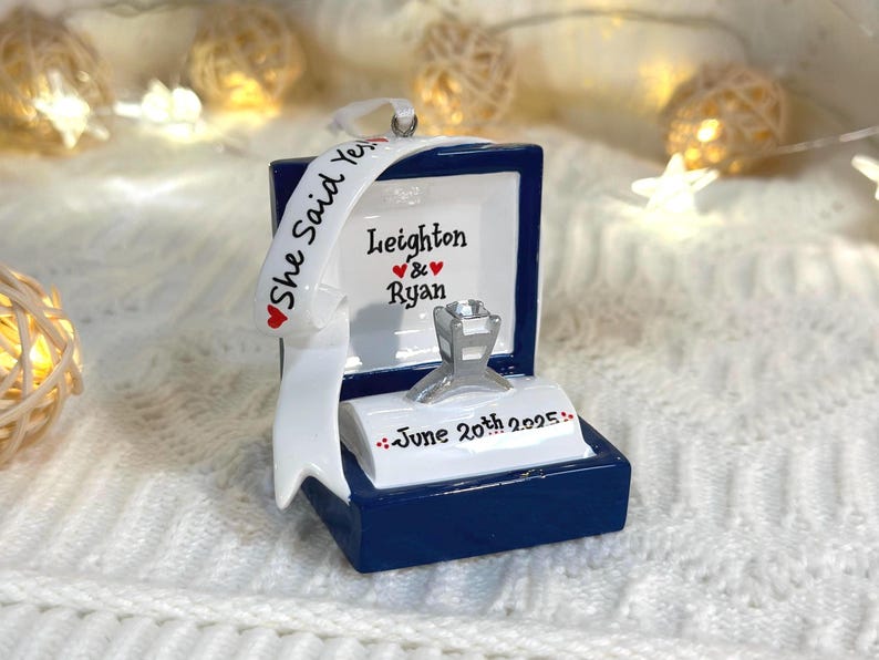 Verlovingsring gepersonaliseerd kerstornament, verlovingsornament, we zijn verloofd, She Said Yes, ringdoosornament, Marry Me-ornament. afbeelding 16