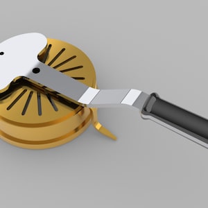 Könnte beinhalten: Ein goldfarbenes Metallgerät mit einem schwarzen Griff und einem silberfarbenen Hebel. Das Gerät hat einen runden Sockel mit einer Reihe von radialen Schlitzen.