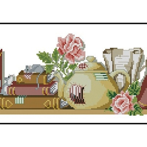 Könnte beinhalten: Ein Kreuzstichmuster mit einem Bücherregal mit Büchern, einer Teekanne, Rosen und Mäusen. Die Bücher sind grün, rot und braun mit goldenen Akzenten. Die Teekanne ist cremefarben mit einem rot-weißen Muster. Die Rosen sind rosa und weiß. Die Mäuse sind weiß mit schwarzen Augen und Schwänzen.