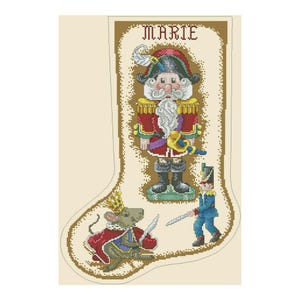 Puede incluir: Una media de Navidad con temática de Cascanueces. La media está decorada con un soldado Cascanueces, un rey ratón y un soldado más pequeño. La media está personalizada con el nombre "MARIE".