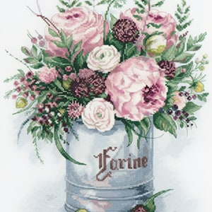 Peut inclure: Un bouquet de fleurs roses et blanches, comprenant des roses et des pivoines, disposé dans un récipient en métal vintage avec le mot "Farine" imprimé sur le côté.