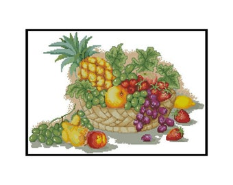 Puede incluir: Una cesta tejida llena de una variedad de frutas, incluyendo una piña, uvas, manzanas, peras y fresas. La fruta está dispuesta de una manera colorida y atractiva.