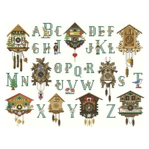 Op de afbeelding: Een alfabetkaart met een koekoeksklokontwerp voor elke letter. De klokken zijn versierd met verschillende details, waaronder vogels, bloemen en harten. De letters zijn in een groen lettertype.