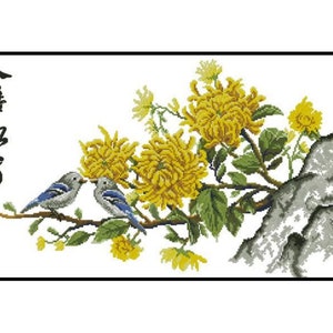 Könnte beinhalten: Ein Kreuzstich-Stickmuster mit zwei blauen Vögeln, die auf einem Zweig mit gelben Chrysanthemenblüten und einem grauen Stein sitzen. Die chinesischen Schriftzeichen "人逢喜事精神爽" sind in schwarzer Tinte auf der linken Seite des Musters geschrieben.