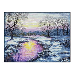 Peut inclure: Une peinture représentant une scène d'hiver avec une rivière qui coule à travers un paysage enneigé. La rivière reflète les couleurs d'un coucher de soleil, créant une lueur vibrante de violet et de jaune. Des arbres bordent les rives de la rivière, leurs branches nues et tendues vers le ciel.